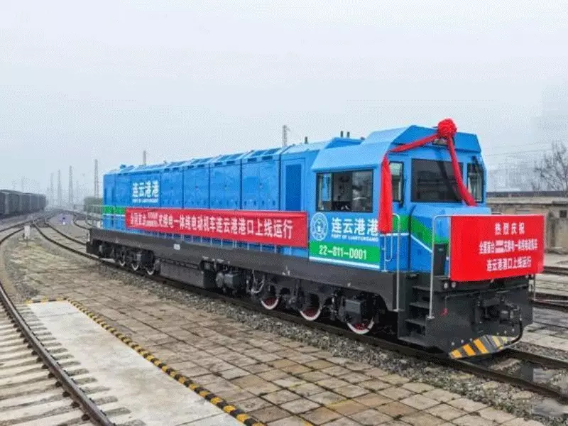 The nation's first 3,000-kilowatt all-electric locomotive with integrated charging and battery-swapping capabilities has entered service at Lianyungang Port